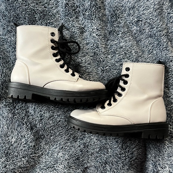 Ladies white boots size 7 - Picture 10 of 11